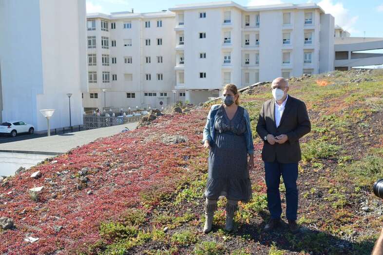 El presidente del Cabildo, Antonio Morales, y la consejera de Política Social, Isabel Mena, en los terrenos previstos para la ampliación/TA.